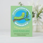 Cute grappige caterpijler op een cartoon kaart (Staand voorkant)