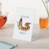 Cute grappige centipede cartoon illustratie reclamebord met voetstuk (Insitu)