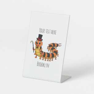 Cute grappige centipede cartoon illustratie reclamebord met voetstuk