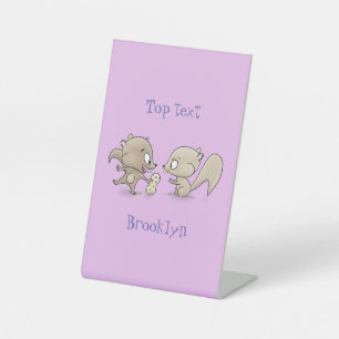 Cute grappige eekhoorns cartoon illustratie reclamebord met voetstuk