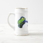 Cute grappige groene chameleon lizard cartoon bierpul (Links)