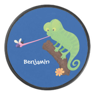 Cute grappige groene chameleon lizard cartoon hockey puck