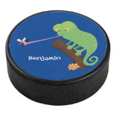 Cute grappige groene chameleon lizard cartoon hockey puck (3/4)