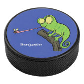 Cute grappige groene chameleon lizard cartoon hockey puck (3/4)