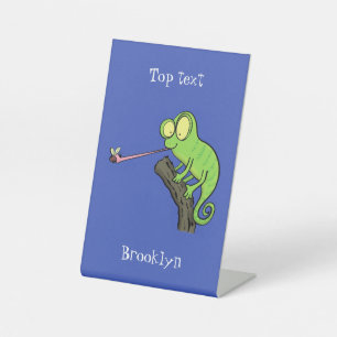 Cute grappige groene chameleon lizard cartoon reclamebord met voetstuk