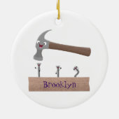 Cute, grappige hamer en nagels cartoon illustratie keramisch ornament (Achterkant)