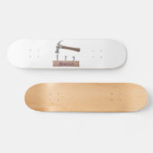 Cute, grappige hamer en nagels cartoon illustratie persoonlijk skateboard (Horizontaal)