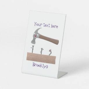 Cute, grappige hamer en nagels cartoon illustratie reclamebord met voetstuk