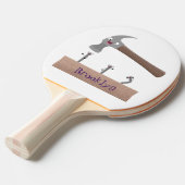 Cute, grappige hamer en nagels cartoon illustratie tafeltennisbatje (Voorkant Gekanteld)