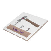 Cute, grappige hamer en nagels cartoon illustratie tegeltje (Zijkant)