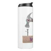 Cute, grappige hamer en nagels cartoon illustratie thermosbeker (Gedraaid links)