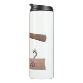 Cute, grappige hamer en nagels cartoon illustratie thermosbeker (Geroteerd rechts)