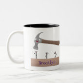Cute, grappige hamer en nagels cartoon illustratie tweekleurige koffiemok (Links)