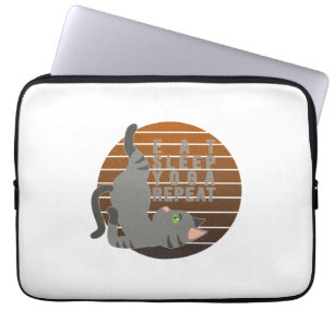 Cute grappige kat die yoga doet. grappig yoga-desi laptop sleeve