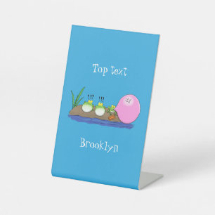 Cute grappige kikkers bubblegum cartoon illustrati reclamebord met voetstuk