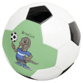 Cute grappige Komodo dragon die voetbal cartoon sp (Drie kwart)