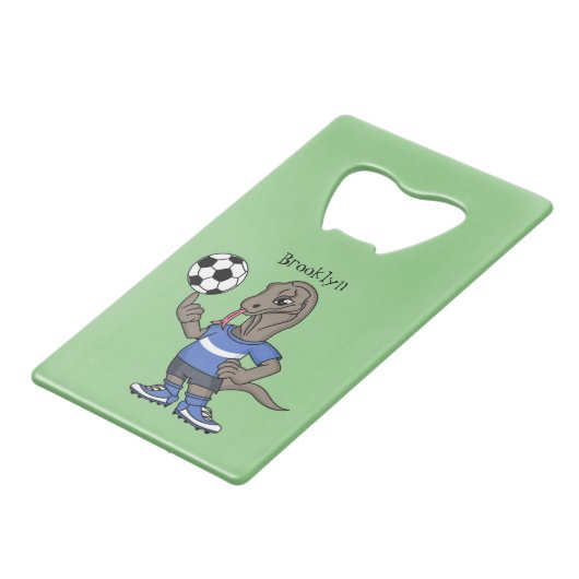 Cute grappige Komodo dragon die voetbal cartoon sp Creditkaart Flessenopener (Voorkant Gekanteld)