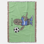 Cute grappige Komodo dragon die voetbal cartoon sp Deken (Voorkant Verticaal)