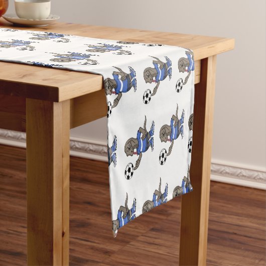 Cute grappige Komodo dragon die voetbal cartoon sp Korte Tafelloper (Voorbeeld)