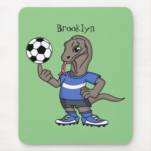 Cute grappige Komodo dragon die voetbal cartoon sp Muismat (Voorkant)