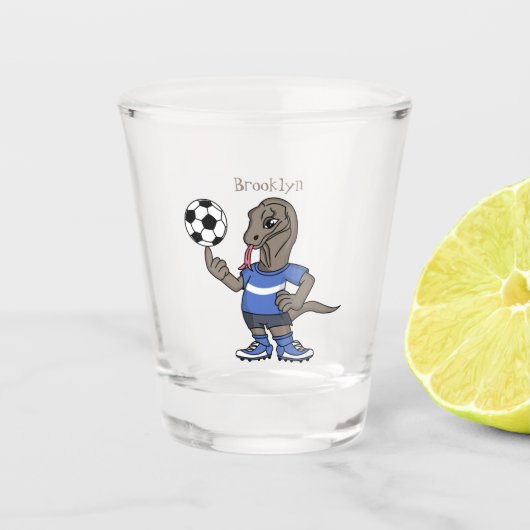 Cute grappige Komodo dragon die voetbal cartoon sp Shot Glas (Voorkant)