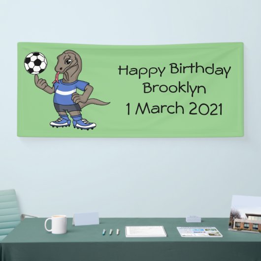 Cute grappige Komodo dragon die voetbal cartoon sp Spandoek (Beurs)