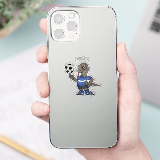 Cute grappige Komodo dragon die voetbal cartoon sp Sticker (Telefoon)