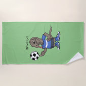 Cute grappige Komodo dragon die voetbal cartoon sp Strandlaken (Voorkant)