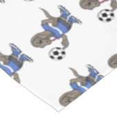 Cute grappige Komodo dragon die voetbal cartoon sp Tafelkleed (Gekanteld)