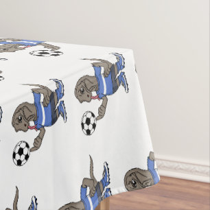 Cute grappige Komodo dragon die voetbal cartoon sp Tafelkleed