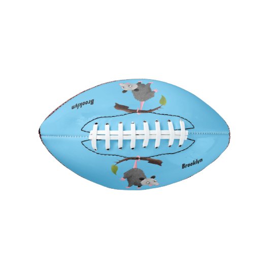 Cute grappige opossum aan de cartoon van de tak american football (Voorkant)