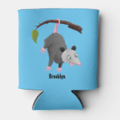 Cute grappige opossum aan de cartoon van de tak blikjeskoeler (Voorkant)