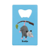 Cute grappige opossum aan de cartoon van de tak creditkaart flessenopener (Voorkant)