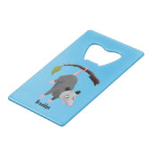 Cute grappige opossum aan de cartoon van de tak creditkaart flessenopener (Voorkant Gekanteld)