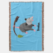 Cute grappige opossum aan de cartoon van de tak deken (Voorkant Verticaal)