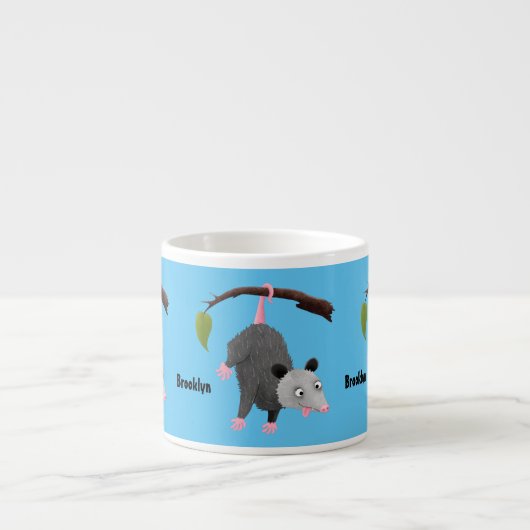 Cute grappige opossum aan de cartoon van de tak espresso kop (Voorkant)