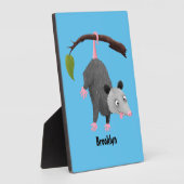 Cute grappige opossum aan de cartoon van de tak fotoplaat (Zijkant)