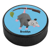 Cute grappige opossum aan de cartoon van de tak hockey puck (3/4)