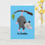 Cute grappige opossum aan de cartoon van de tak kaart (Gele Bloem)
