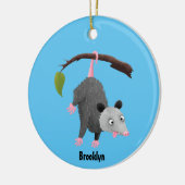 Cute grappige opossum aan de cartoon van de tak keramisch ornament (Links)