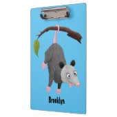 Cute grappige opossum aan de cartoon van de tak klembord (Links)