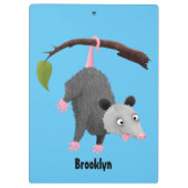 Cute grappige opossum aan de cartoon van de tak klembord (Achterkant)