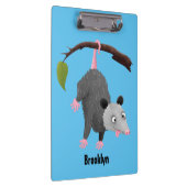 Cute grappige opossum aan de cartoon van de tak klembord (Rechts)