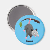 Cute grappige opossum aan de cartoon van de tak magneet (Voorkant / Achterkant)