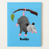Cute grappige opossum aan de cartoon van de tak planner (Achterkant)