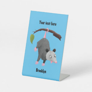 Cute grappige opossum aan de cartoon van de tak reclamebord met voetstuk