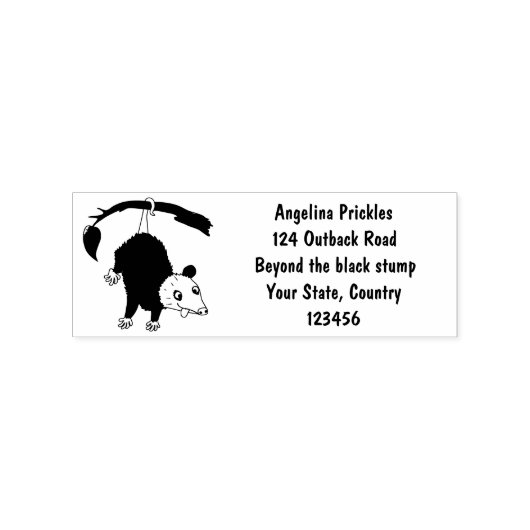 Cute grappige opossum aan de cartoon van de tak rubberstempel (Afrduk)