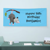 Cute grappige opossum aan de cartoon van de tak spandoek (Beurs)