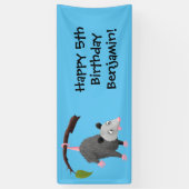 Cute grappige opossum aan de cartoon van de tak spandoek (Verticaal)