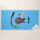 Cute grappige opossum aan de cartoon van de tak strandlaken (Voorkant)